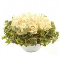 A white flowers in a white ceramic dish with cream and champangnerfarbenen roses...