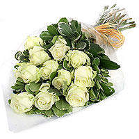 Give her the enchanting innocence of 11 snow white roses! The soft purity of the...