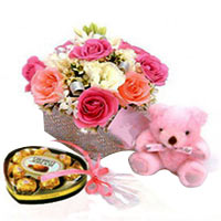 Lovely Bunch of Roses with Box of Chocolates <br/><br/>