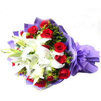 Dramatic Bundle of Roses N Lilies<br/><br/><br/>