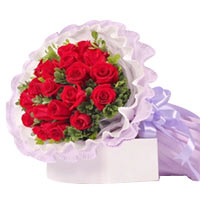 Pretty Delicate Bouquet of 11 Red Roses<br/><br/>