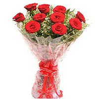 Dazzle your loved ones by gifting them this Prized Bouquet of Everlasting Love o...