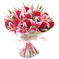 Traditional Bouquet of Roses and Lilies