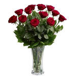 This is beautiful arrangement of one dozen deluxe roses in a glass vase...