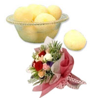 Delicious 1 kg. Rosogolla N Charming Mix Roses Bouquet