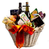 A luxurious gift basket contains red wine, cider (...