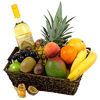 Refreshing white wine and fresh fruit