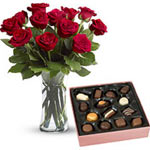 5 Roses In Vase With Chocolate