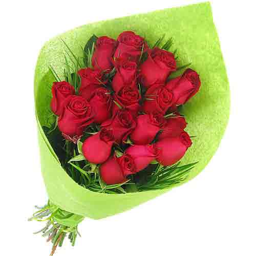 Give this bouquet of 18 red roses a gift and expre......  to Porto Velho
