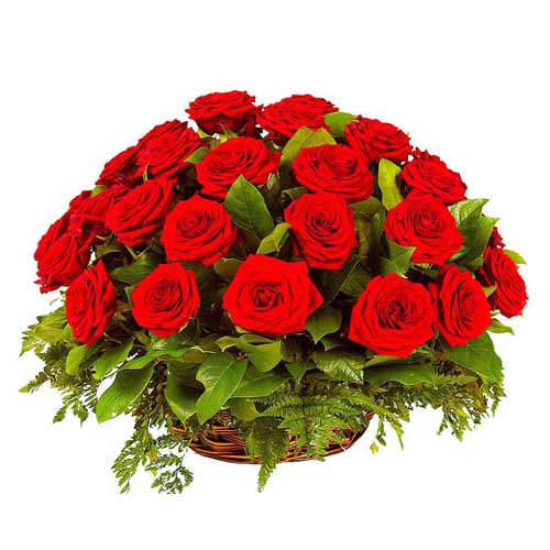 Charming basket with 24 rose buds and extravagant ......  to Blumenau