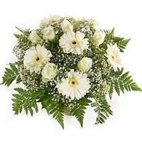 A magical mix of snow white flowers to make all your dreams come true.<br>A roun...