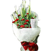 10 white callas, red carnations, match greenery, white gauze to wrap, red ribbon...