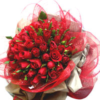 50 red roses, match greenery, red gauze to wrap.......  to Yuci
