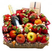Charming Moet and Fresh Fruits Selection Gift Hamper