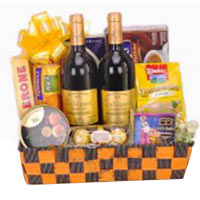 Aesthetic Taste of Wine N Delicacies Gift Hamper