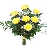 Nonalantnost 7 roses complemented by a Gypsophila and green decoration provides...