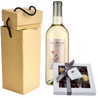 Dreamy Combo of One Bottle Vin Le Fleur White Wine n One Box of 9 Pc. Summerbird Chocolates<br>