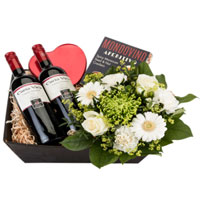 Breathtaking Gift Hamper of Wine n Assortments