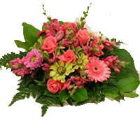 Sdiomme all bundles of fresh flowers after receiving the order. Picture of a pin...