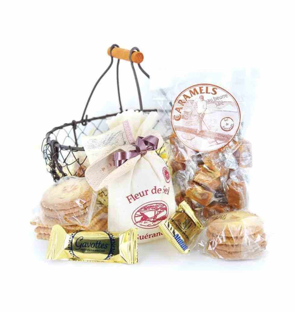 In a basket, discover this Sweet basket composed o...
