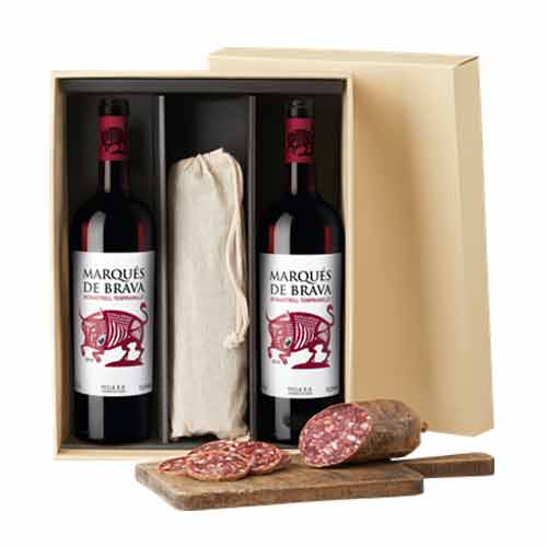A classic gift, this Luxurious Combo of Wine N Sal...