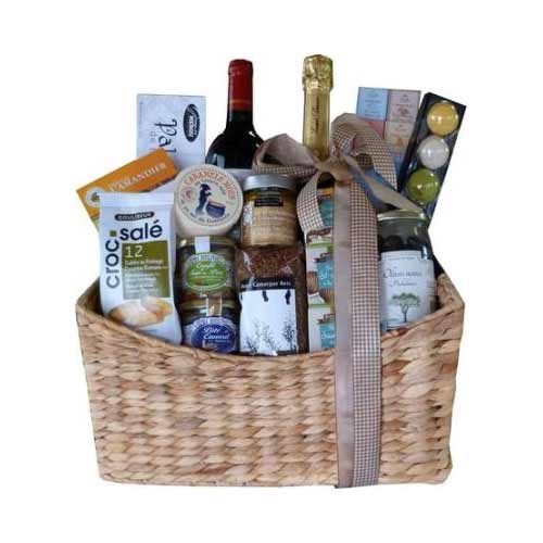 Greet your dear ones with this Delicious Wine N Gourmet Delight Gift Basket and ...