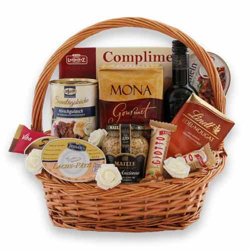 Impress the person you admire by gifting this Super Dooper Gourmet Gift Basket w...