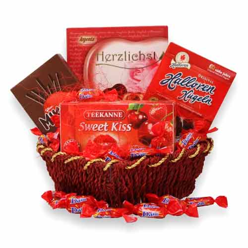 Impress the person you admire by gifting this Healthy Feast Tea N Chocolate Gift...