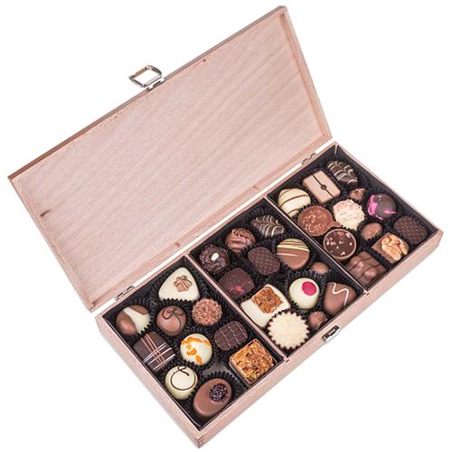 Pamper your loved ones by sending them this Chocoholics Gift that shows how much...