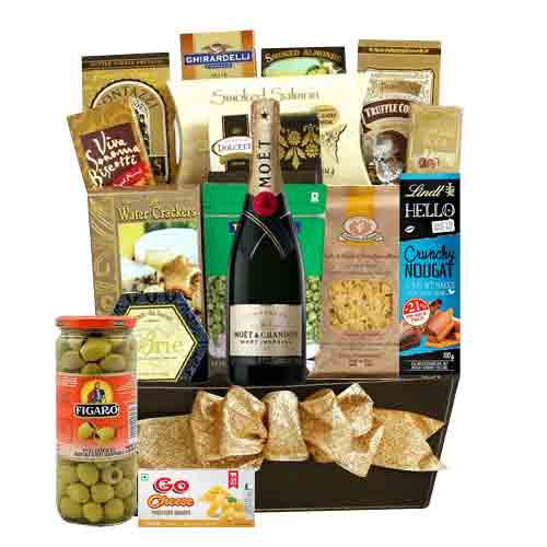Enchanting Champagne Hamper with Sweet Gourmet Treat