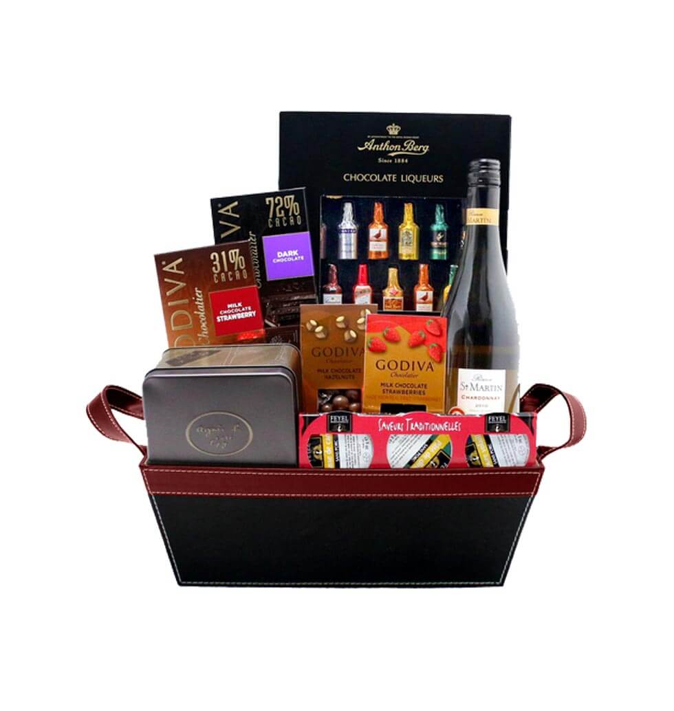 The boat shape hamper is designed with simplicity ...