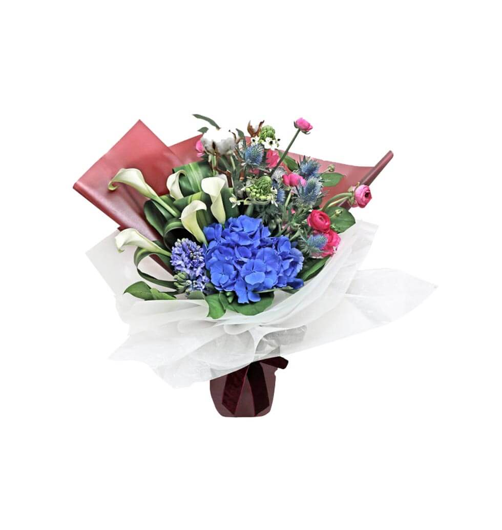 Modern, vibrancy, style. Thats what you can expect from this bouquet of flowers...
