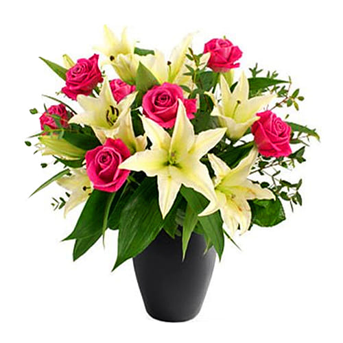 Delightful Bouquet of Fresh Roses and Lilies