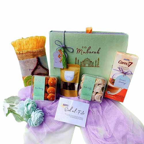 Gift your beloved this Dream Come True Gift Hamper...