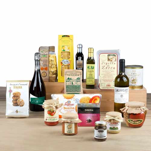 Captivating Gourmet Essentials Gift Hamper