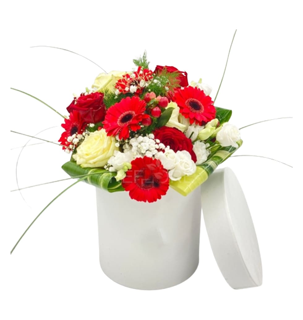 Gorgeous roses in a cylinder-shaped gift box. Berr......  to Genova