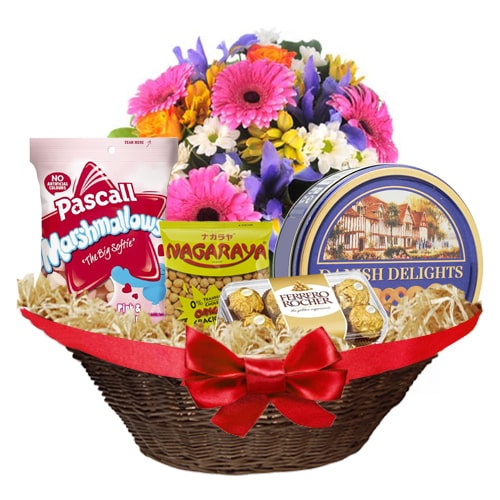 Pamper your loved ones by sending them this Appetizing Chocolate Hamper that sho...