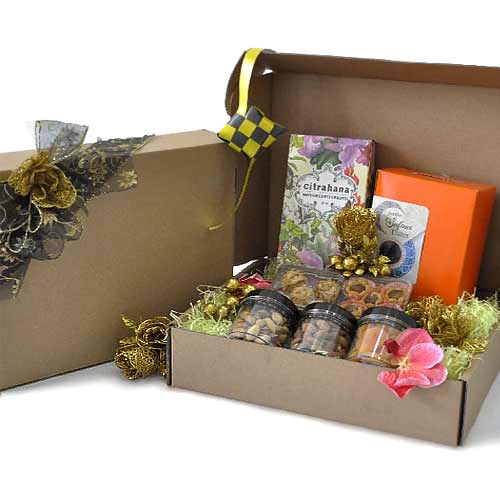 Delicacy Delight Hamper of Halal Cookies, Dates and Tarts