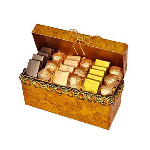 A classic gift, this Finest Patchi Chocolate Golden Box makes any celebration mu...