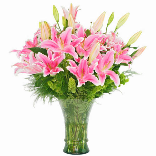 Drench your dear ones in your love by gifting them this Tender Elegance Flower B...