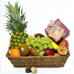 Lasting Love Delihgt 4.2 kg Fruit Basket Fresh Fruit and Chocolates