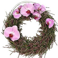 Wreath with Calluna decorated with purple orchids