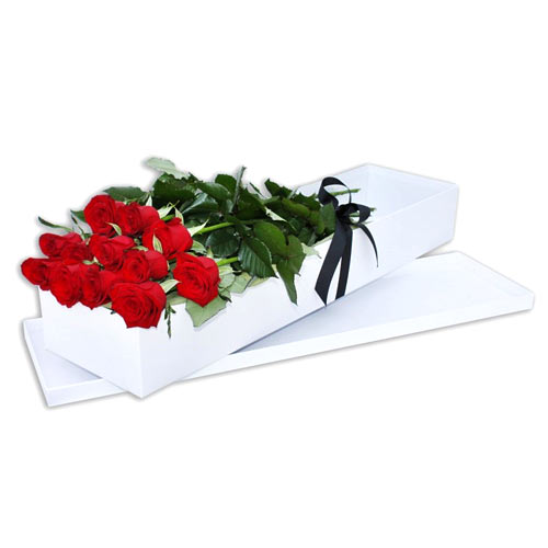 1 dozen red roses in a box