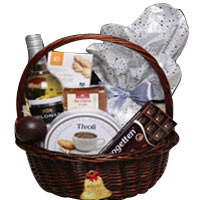 Fabulous City Delight Wine N Goodies Gift Basket