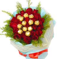 Gorgeous Rose Bouquet with Ferrero Rocher Chocolates for Your Loved Ones on Valentines Day