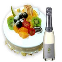 Hypnotic Fit for Royalty Combo Offer of Champagne and Tasty Fruit Cake
