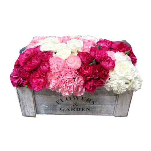 The carnation centerpiece in a wooden box is the p......  to Badajoz