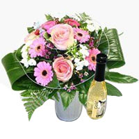 Dream bouquet in pink with gold leaf champagne piccolo