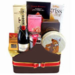 This gift of Bright Wine N Food Hamper will mesmer...