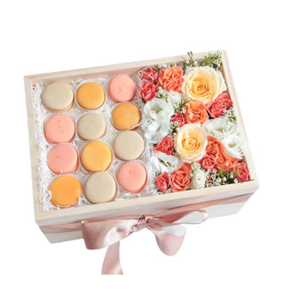 Flowers And 12 Macarons Set